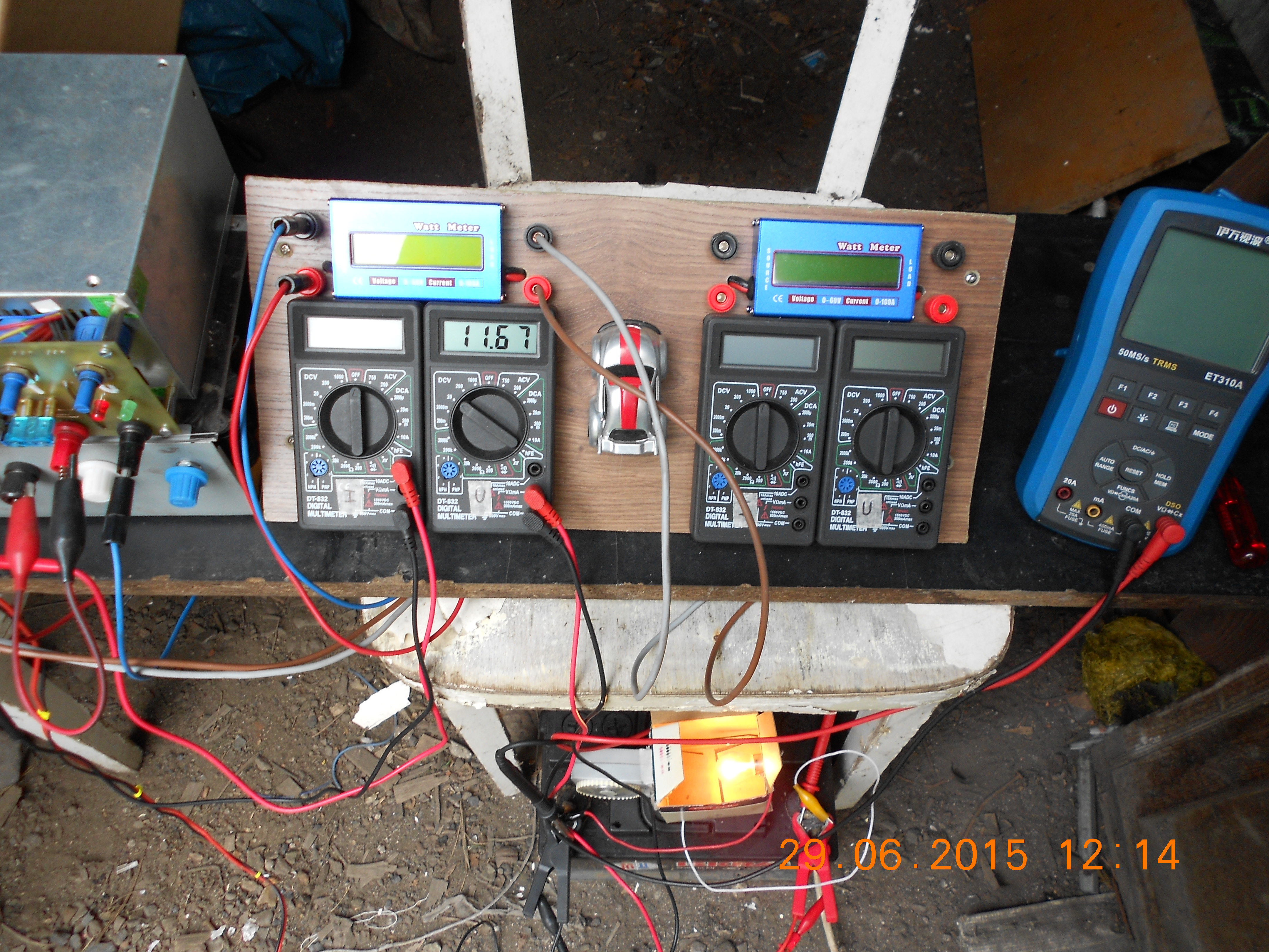 акумулатора е натоварен със 12 v/ 21 w крушка